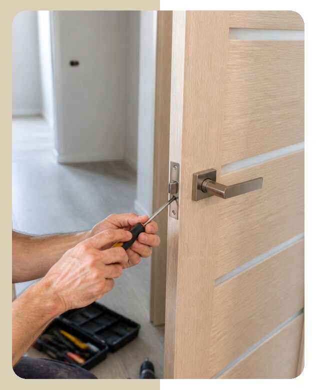 Профессиональная установка дверной защелки на дверь в Шумерле